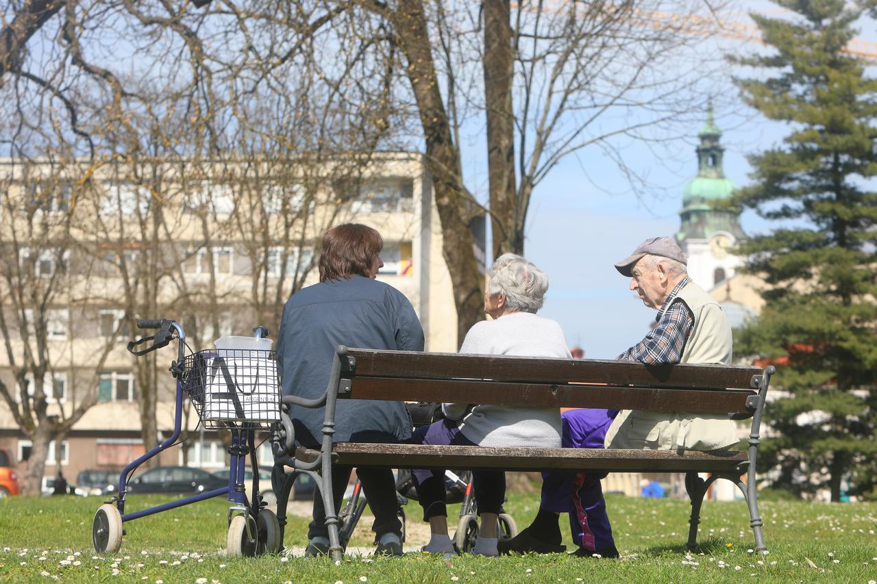 Karlovac: Umirovljenici uživali na suncu