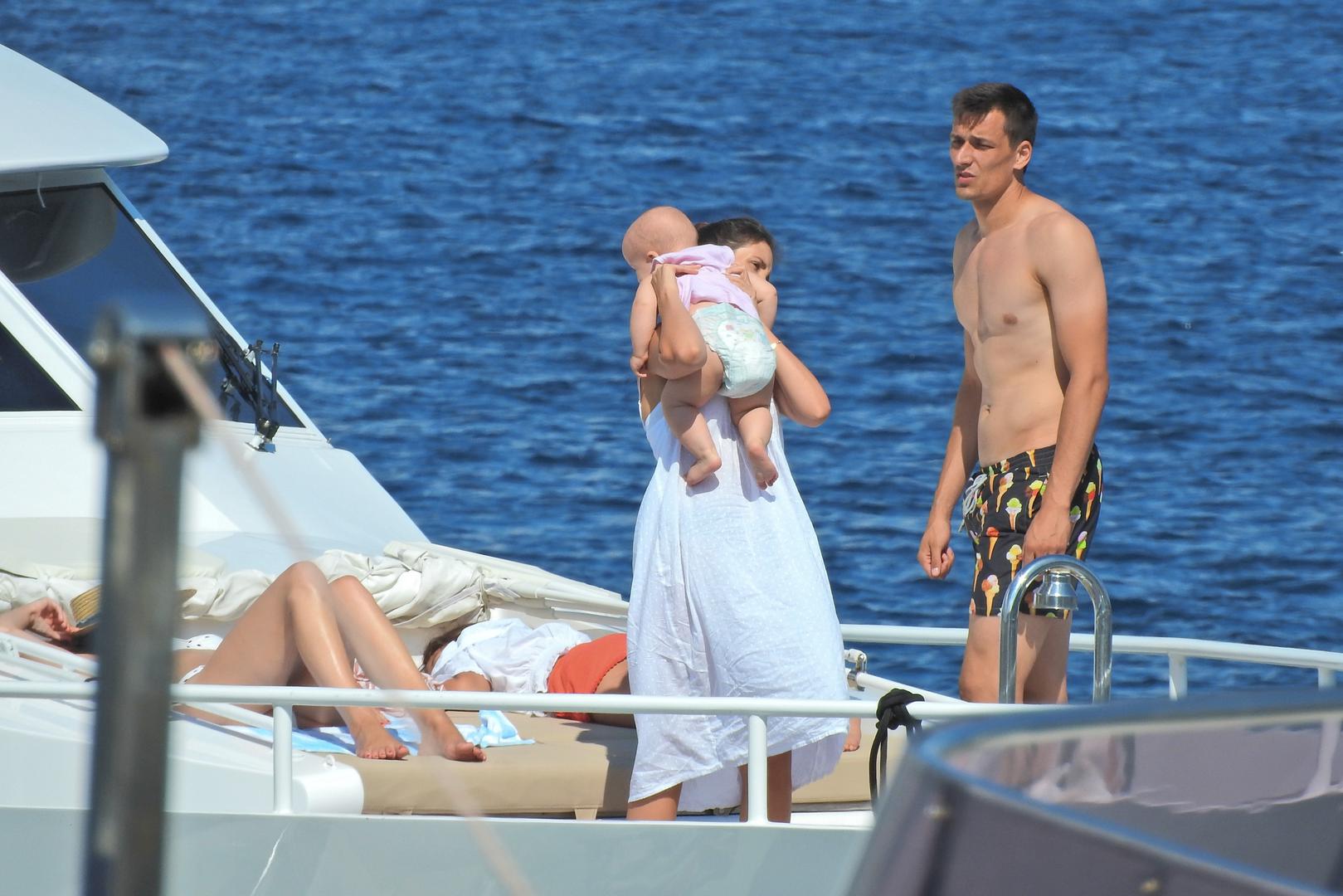 Kalinić sa suprugom Jelenom i 10-mjesečnom kćerkicom ljetuje na Korčuli