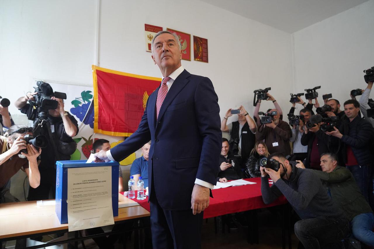 Podgorica: Aktulani predsjednik Crne Gore Milo Đukanović sa suprugim i sinom na biračkom mjestu