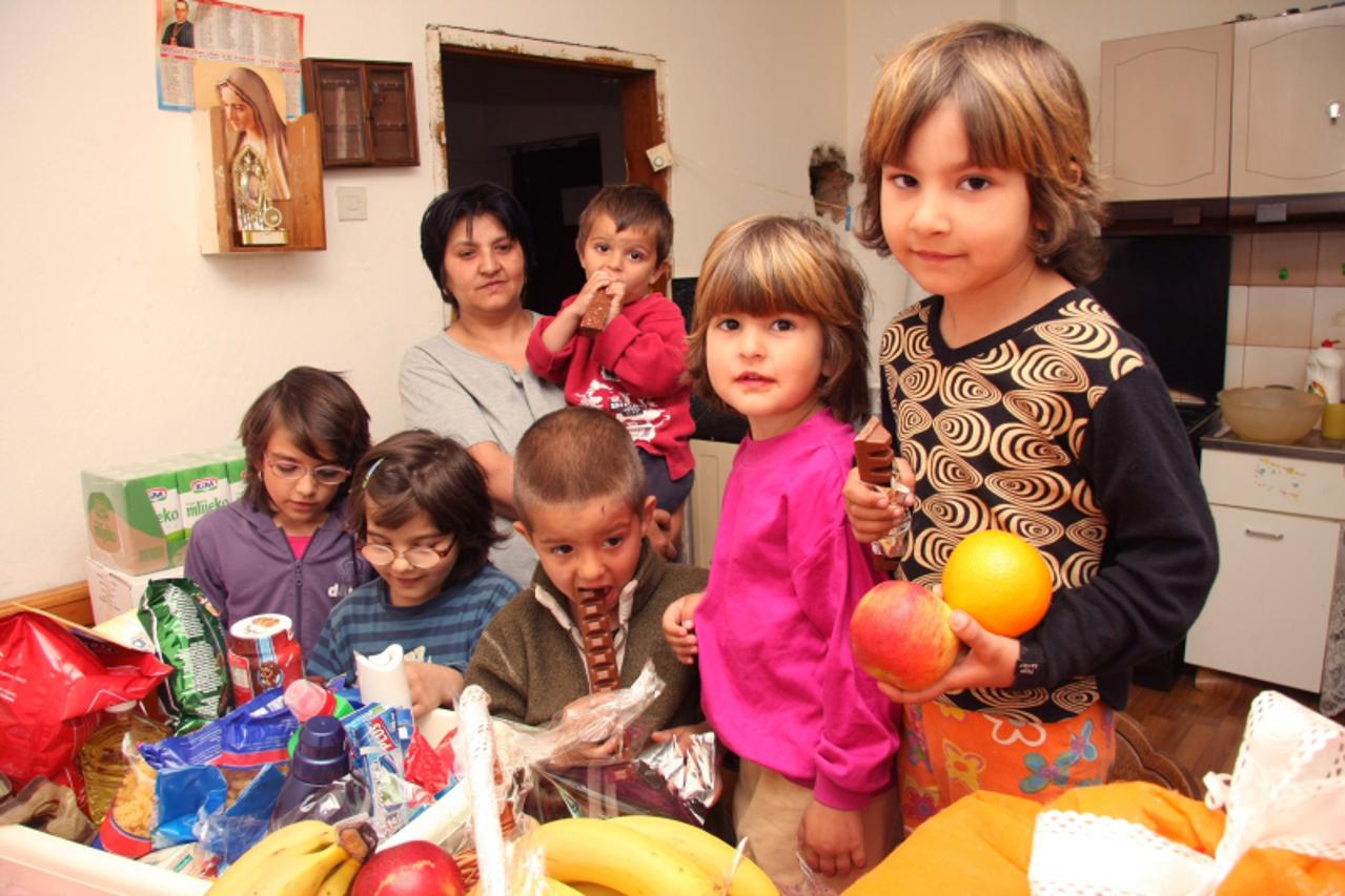 '21.04.2011. Plaski - obitelj karmele Bajt iz Plaskog ima 12-tero djece.Zive od socijalne pomoci i djecjeg doplatka. Malisani sa poklonima koje su dobili od zupanije i opcine Plaski. Photo: Kristina S