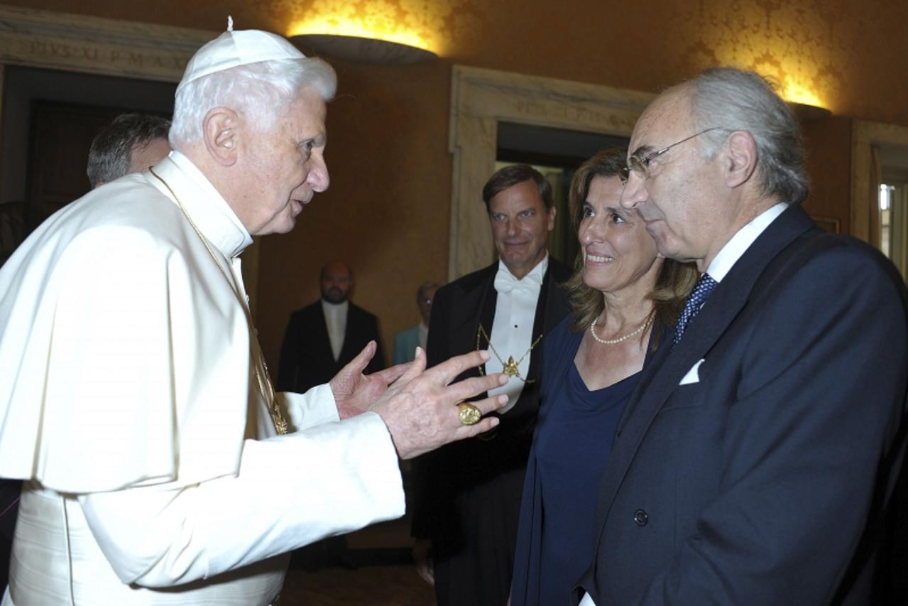 'Pope Benedict XVI talks to the head of the Vatican bank Ettore Gotti Tedeschi (R) in this September 26, 2010 file photo. Gotti Tedeschi has been ousted by the board of directors, the Vatican said on 