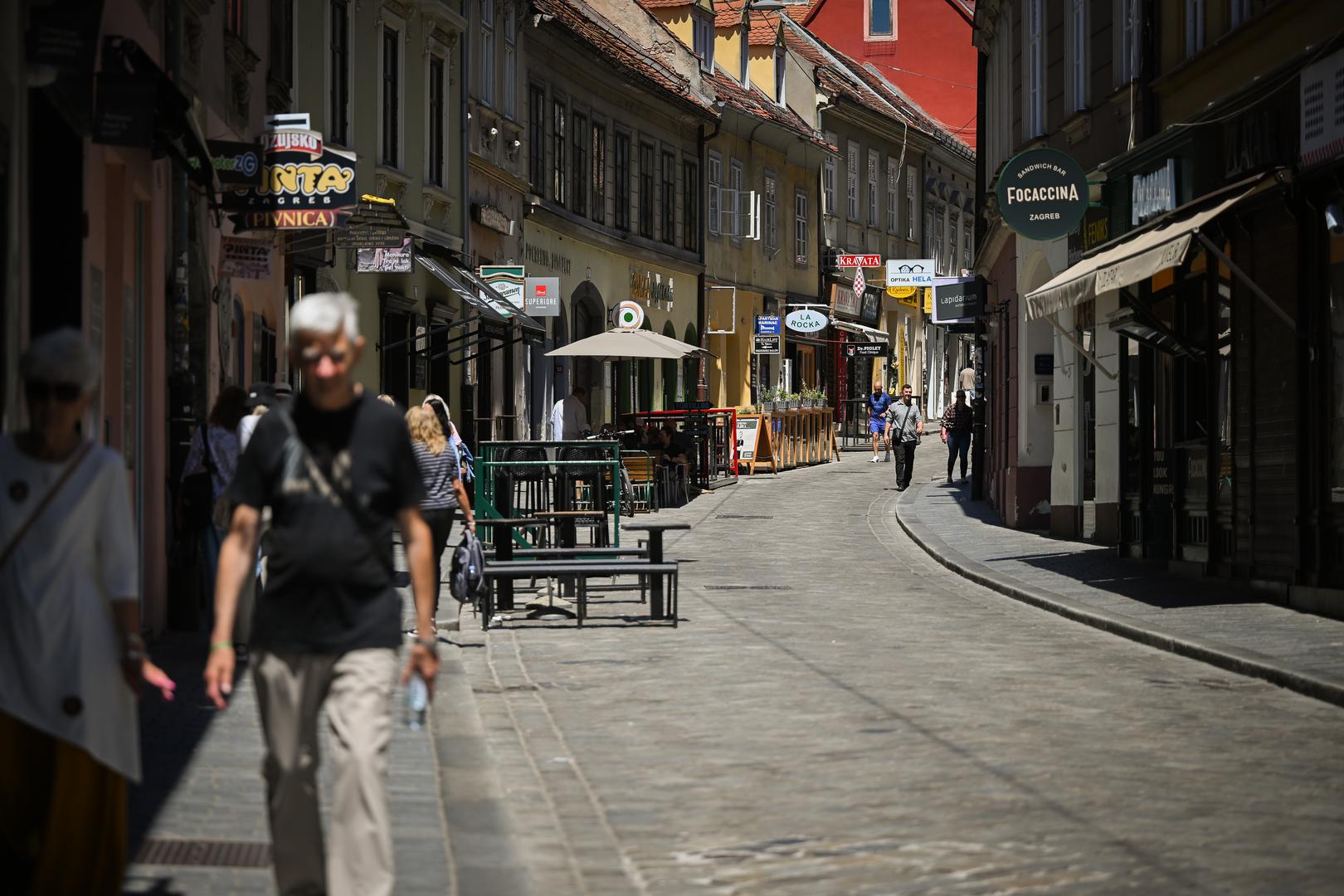 Dok su trgovi i šetnice ostali gotovo prazni, na izlazima iz grada stvarale su se kolone prema moru.