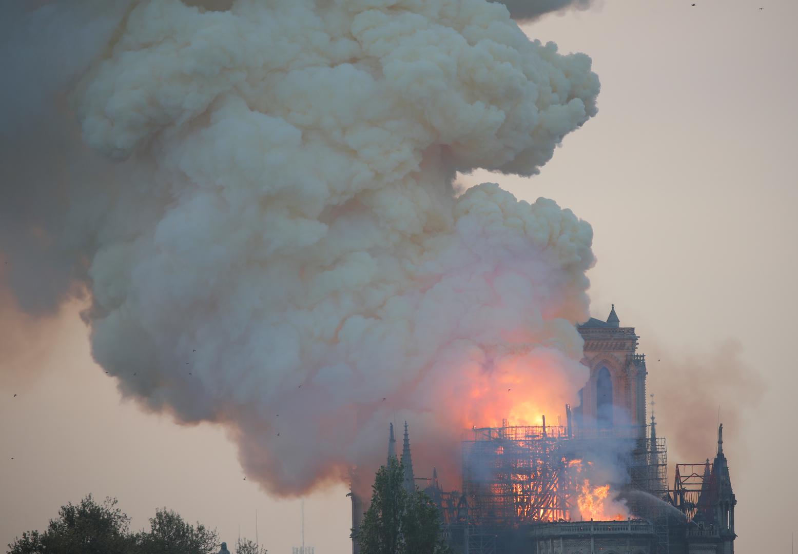 Na fotografijama objavljenim na društvenim mrežama vide se stupovi dima koji su uzdižu u zrak iznad 850-godišnje gotičke zgrade, a gradonačelnica Anne Hidalgo objavila je na Twitteru da je riječ o "užasnom požaru".