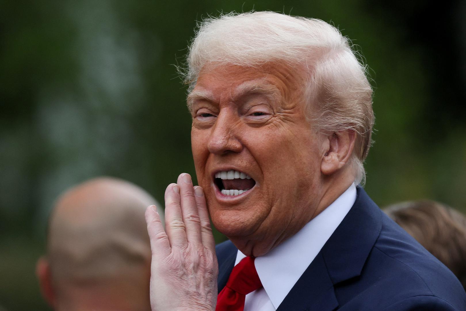 Trump je jučer odgovarajući na pitanje novinara o tome koga bi volio vidjeti kao sljedećeg poglavara Katoličke crkve, rekao: "Volio bih biti papa. To bi mi bio izbor broj jedan." Iako je naglasio da zapravo nema preferencije, dodao je: "Moram reći, imamo kardinala iz New Yorka koji je vrlo dobar, pa ćemo vidjeti što će se dogoditi."