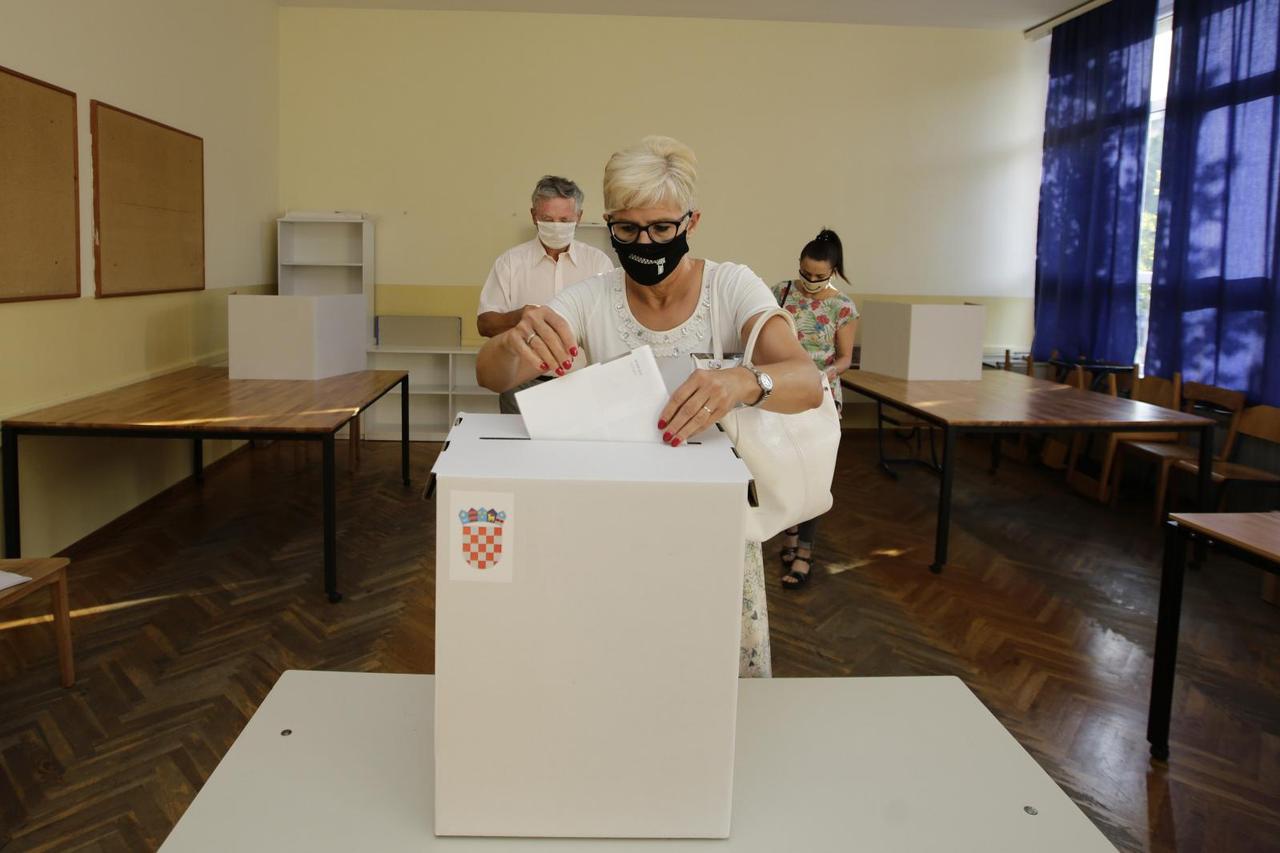 Velike gužve na biralištima u Mostaru