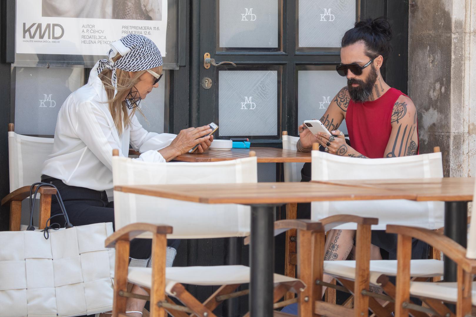Poslije šetnje, sjeli su u gradsku kavanu kako bi predahnuli.