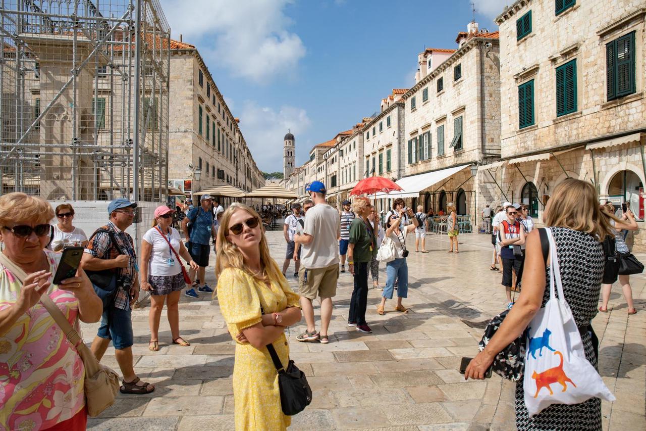 Iako je turistička sezona na kraju gostiju u Dubrovniku još uvijek ima