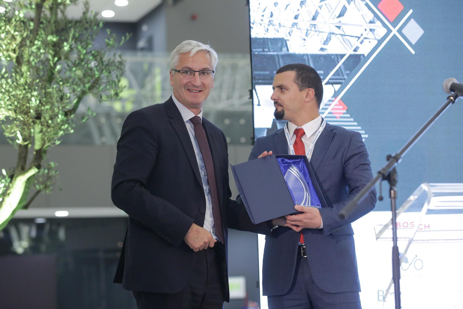 Predsjednik Uprave MZLZ Jacques Feron nagradu uručio Draženu Nemčiću iz Makarska