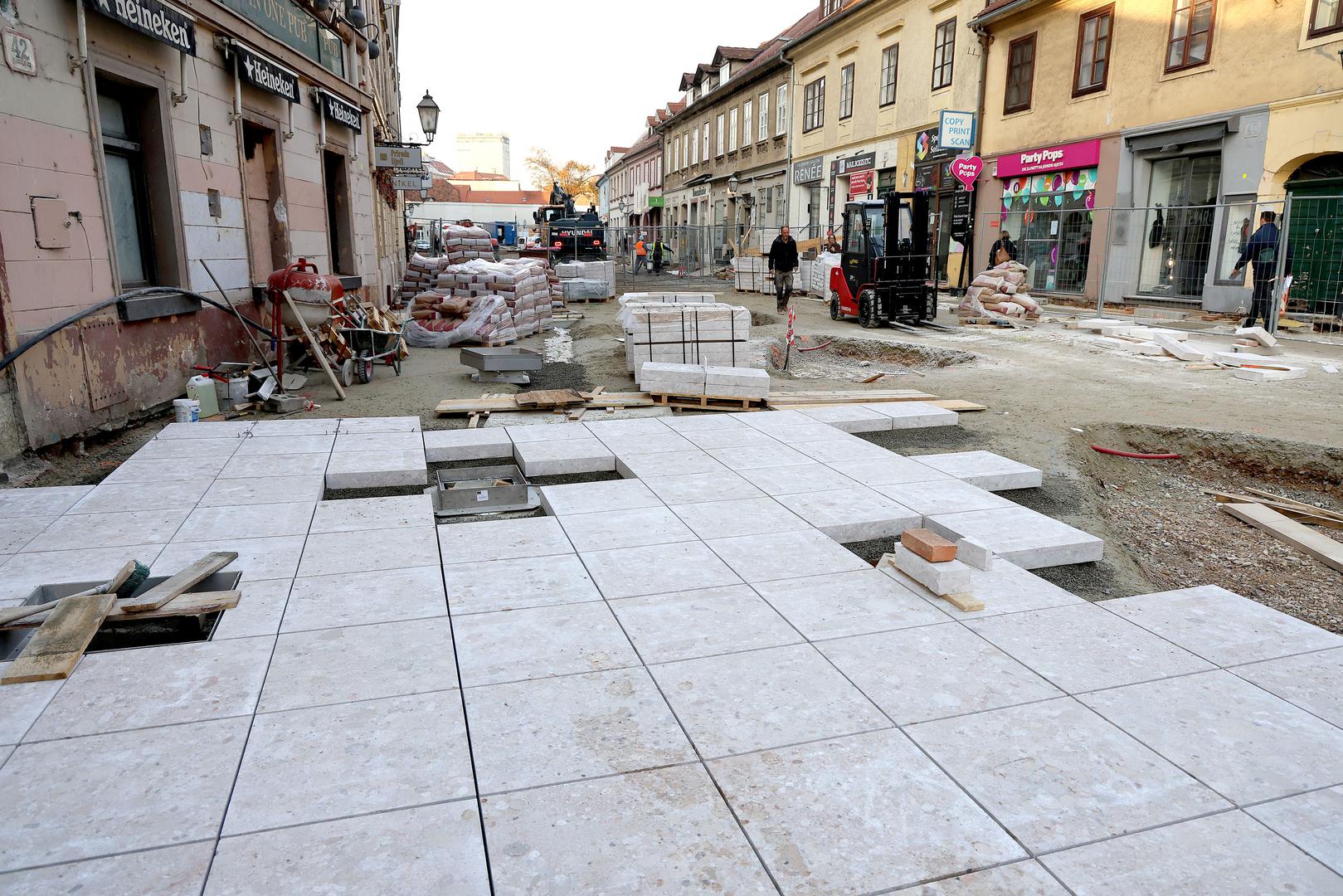 Radnici su sada počeli postavljati prve kamene ploče na početku ulice.