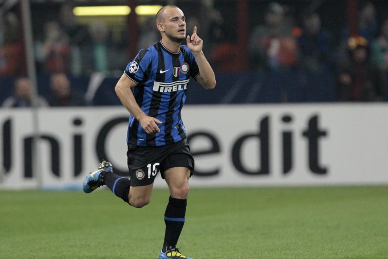 'Inter Milan\'s Wesley Sneijder celebrates after scoring against Barcelona during their Champions League first leg semi-final soccer match at San Siro stadium in Milan April 20, 2010. REUTERS/Alessand