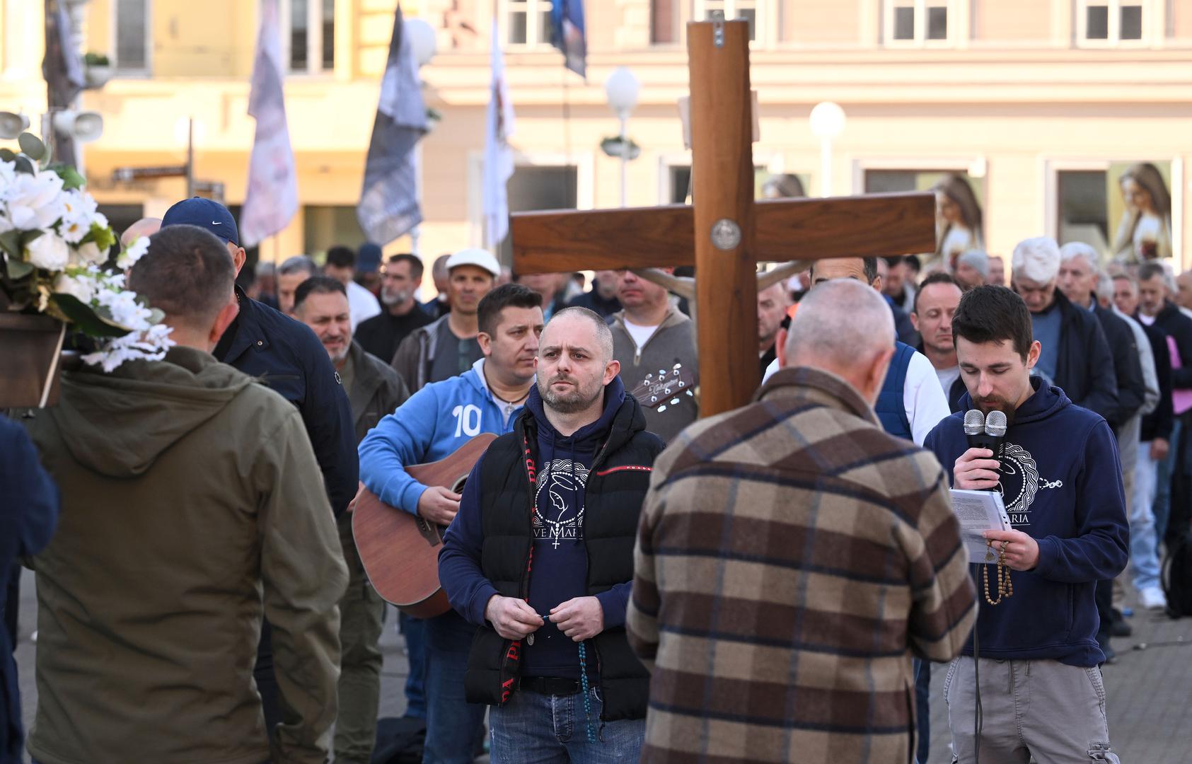 Nasuprot molitelja, također tradicionalno, su i prosvjednici. U jednom trenutku skupina djevojaka iz Le Zbora je zapjevala pjesmu “My Mother’s Savage Daughter”. To je himna ženske snage, povezanosti s precima i prkosa društvenim normama. Značenje se temelji na slavljenju divlje, iskonske ženske energije koja se prenosi s koljena na koljeno, odbacujući potrebu za ukalupljivanjem