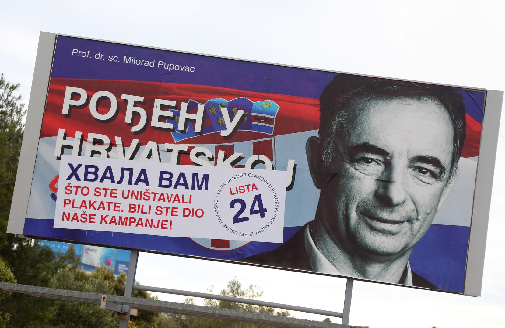 Naljepnicom je poručio da su i oni koji su uništavali plakate dio kampanje.