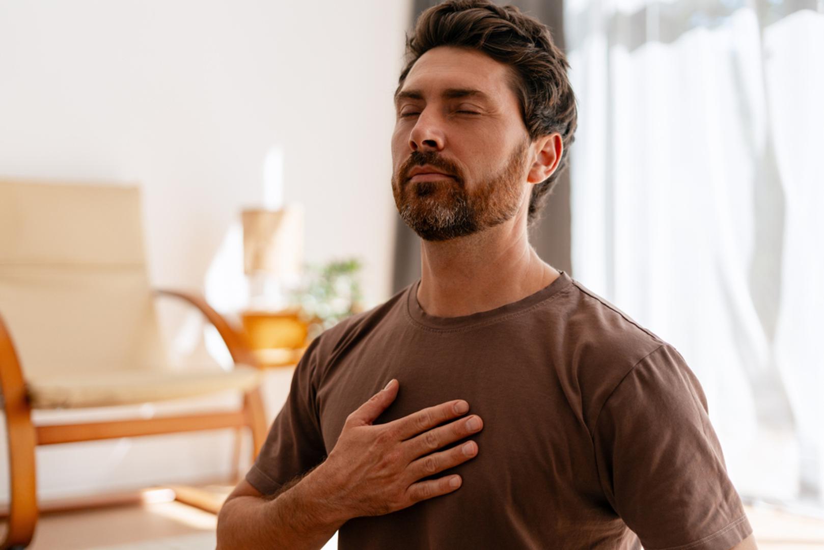 Isprobajte mindfulness meditaciju: Mindfulness se temelji na usmjeravanju pažnje na sadašnji trenutak bez osuđivanja vlastitih misli i osjećaja, a istraživanja ga povezuju s boljim upravljanjem stresom i većom emocionalnom dobrobiti. Za početak je dovoljno nekoliko minuta mirno sjediti, pratiti disanje i svaki put kada misli odlutaju nježno vratiti pozornost na sadašnji trenutak. Cilj nije potpuno isprazniti glavu, nego naučiti primjećivati ih bez automatskog reagiranja na njih.