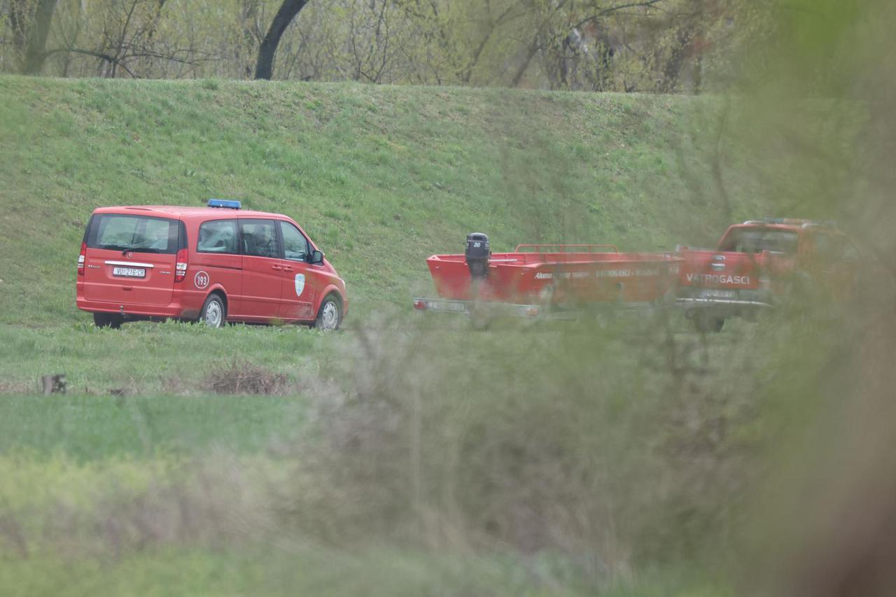Babina Greda: Traje velika akcija spašavanja, više ljudi završilo u Savi