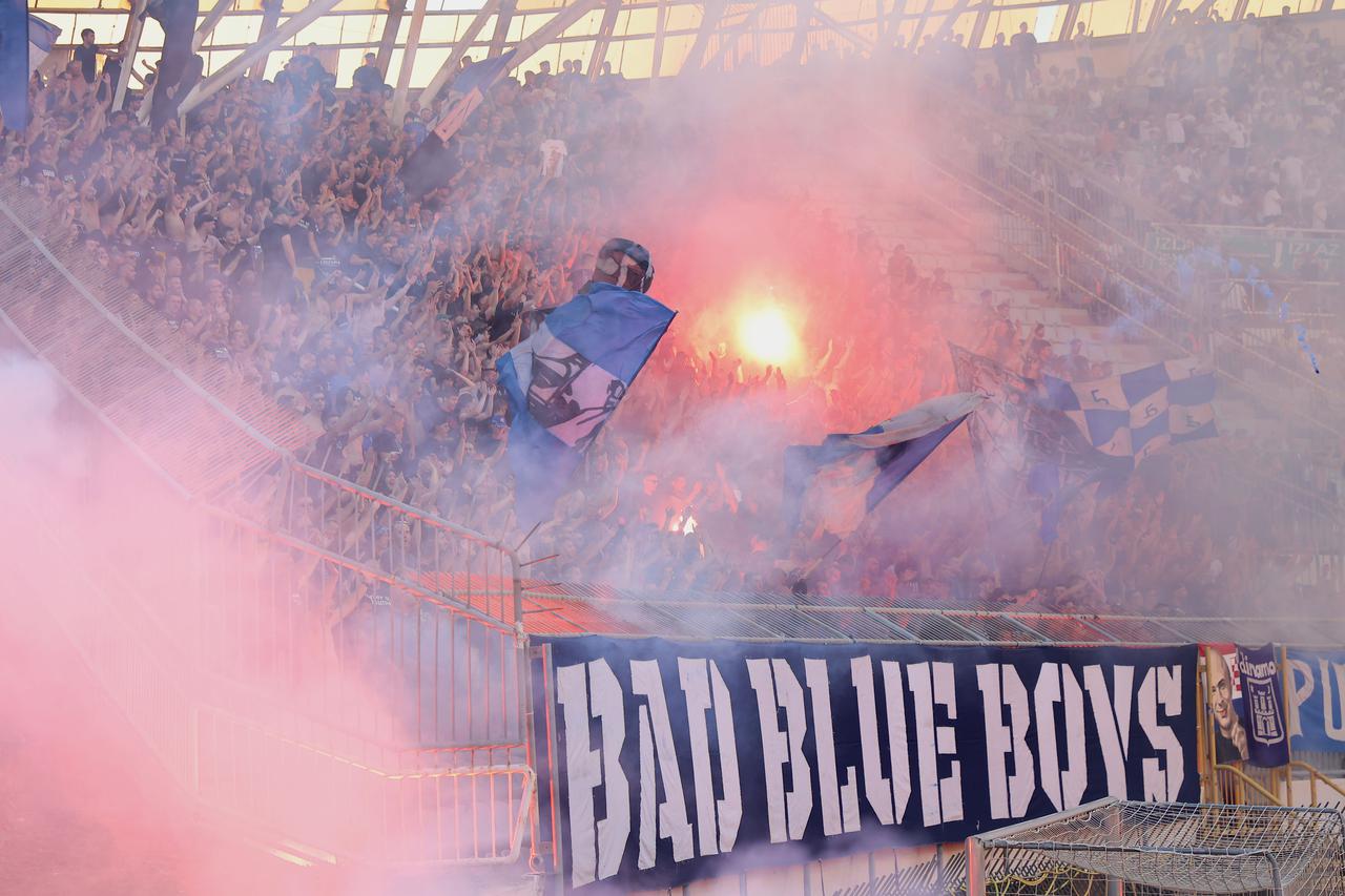 Split: Bakljada na Poljudu tijekom utakmice Hajduk - Dinamo