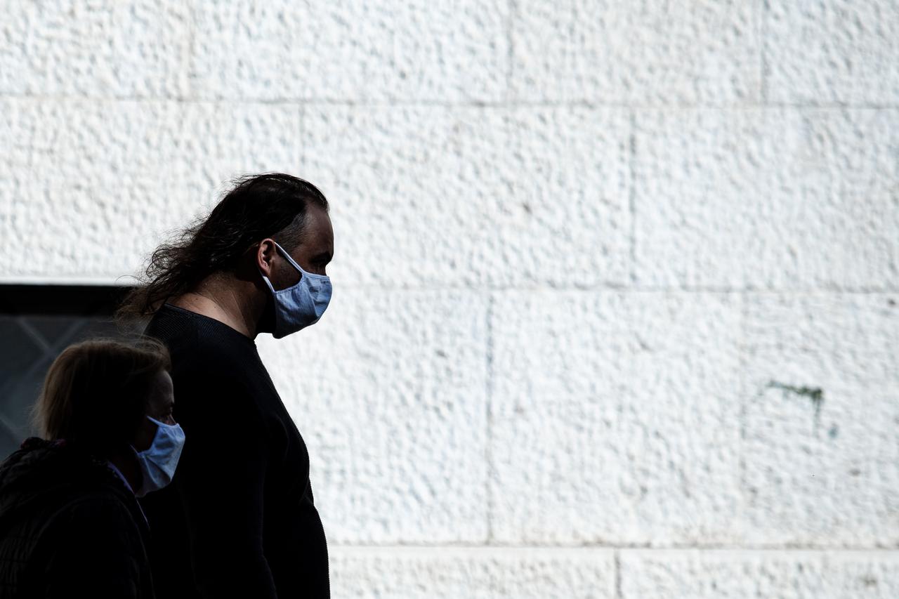 Gradani nose zaštitne maske i na otvorenim površinama