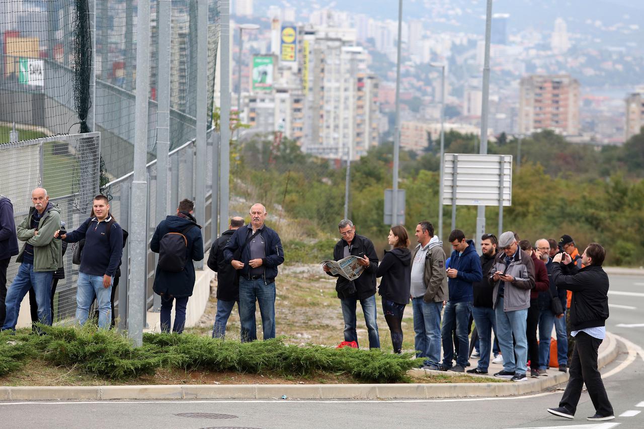 Navijači satima čekaju na ulaznicu za utakmicu Hrvatska - Slovačka