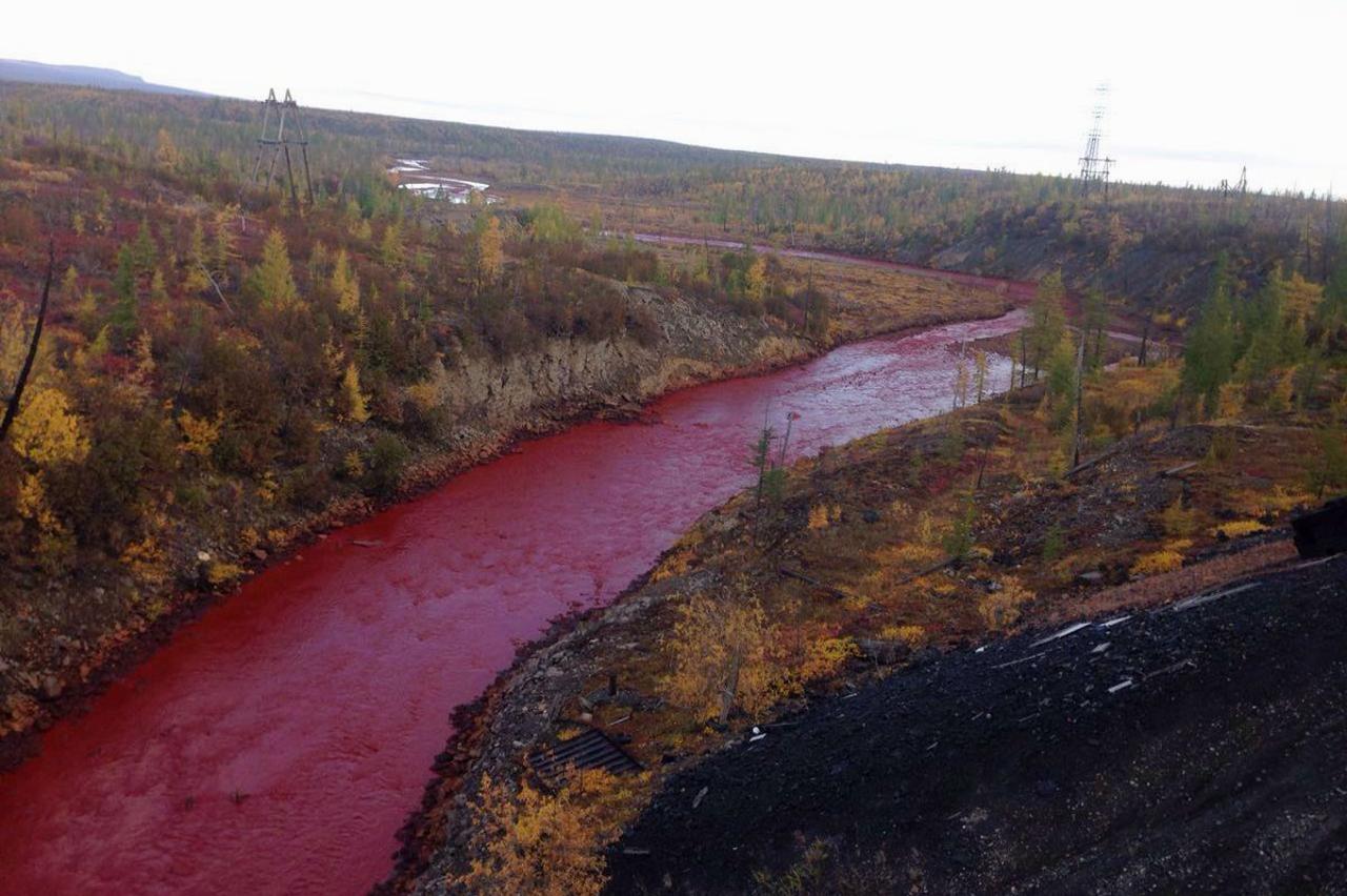 Rijeka u Sibiru poprimila crvenu boju
