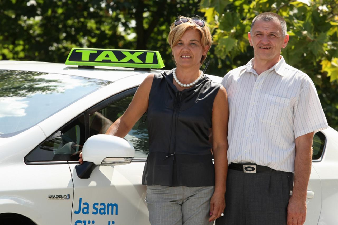 '27.07.2011., Zagreb - Mladenka Marijanovic i Vjekoslav Marijanovic vlasnici su tvrtke Ekotaxi prijevoz. Ekotaxi bi trebao poceti sa radom u Zagrebu vec u 10.mjesecu i to sa hibridnim i ekoloskim vozi