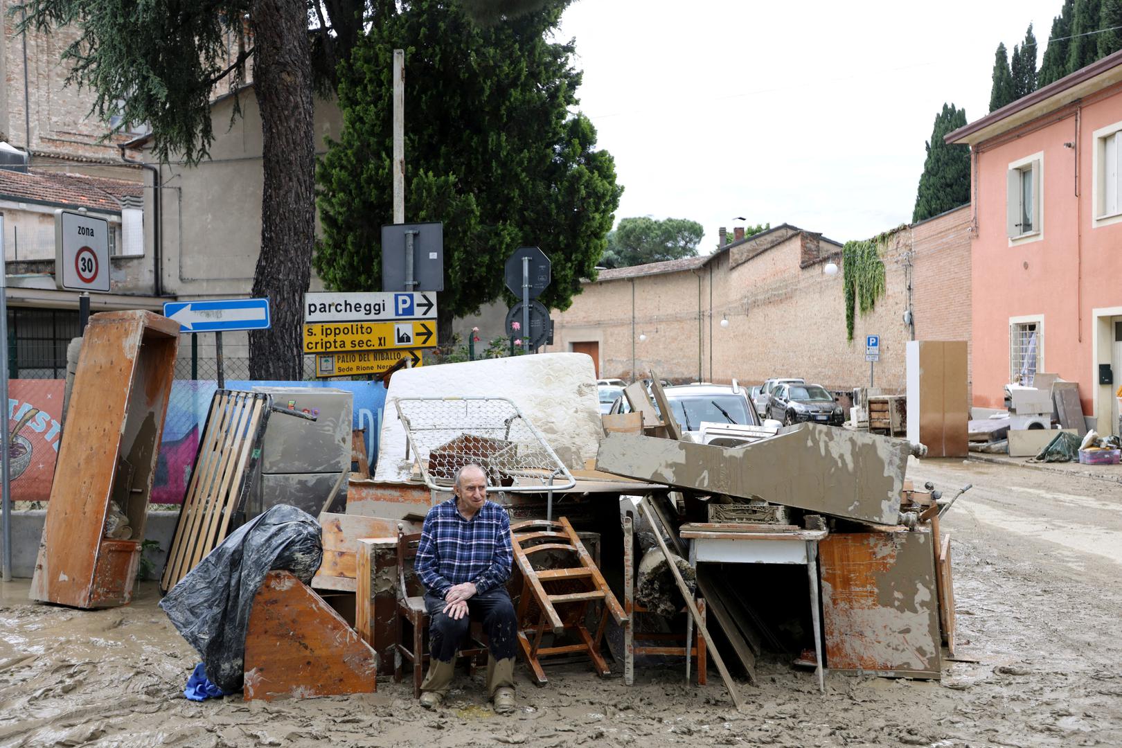 A man sits next to items displaced by a flood after heavy rains hit Italy's Emilia Romagna region, in Faenza, Italy, May 18, 2023. REUTERS/Claudia Greco     TPX IMAGES OF THE DAY Photo: CLAUDIA GRECO/REUTERS