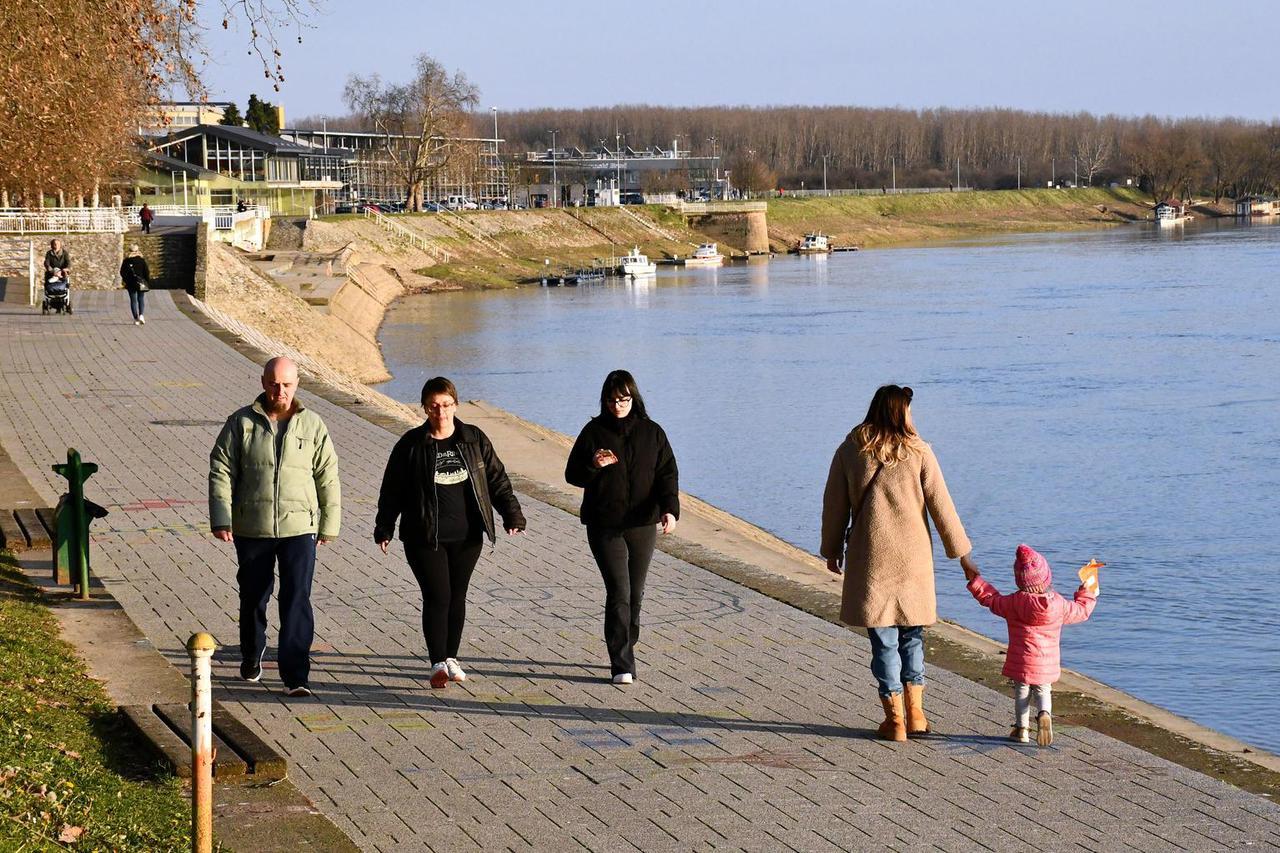 Slavonski Brod: Sun?ano i ugodno poslijepodne gra?ani su iskoristili za šetnju