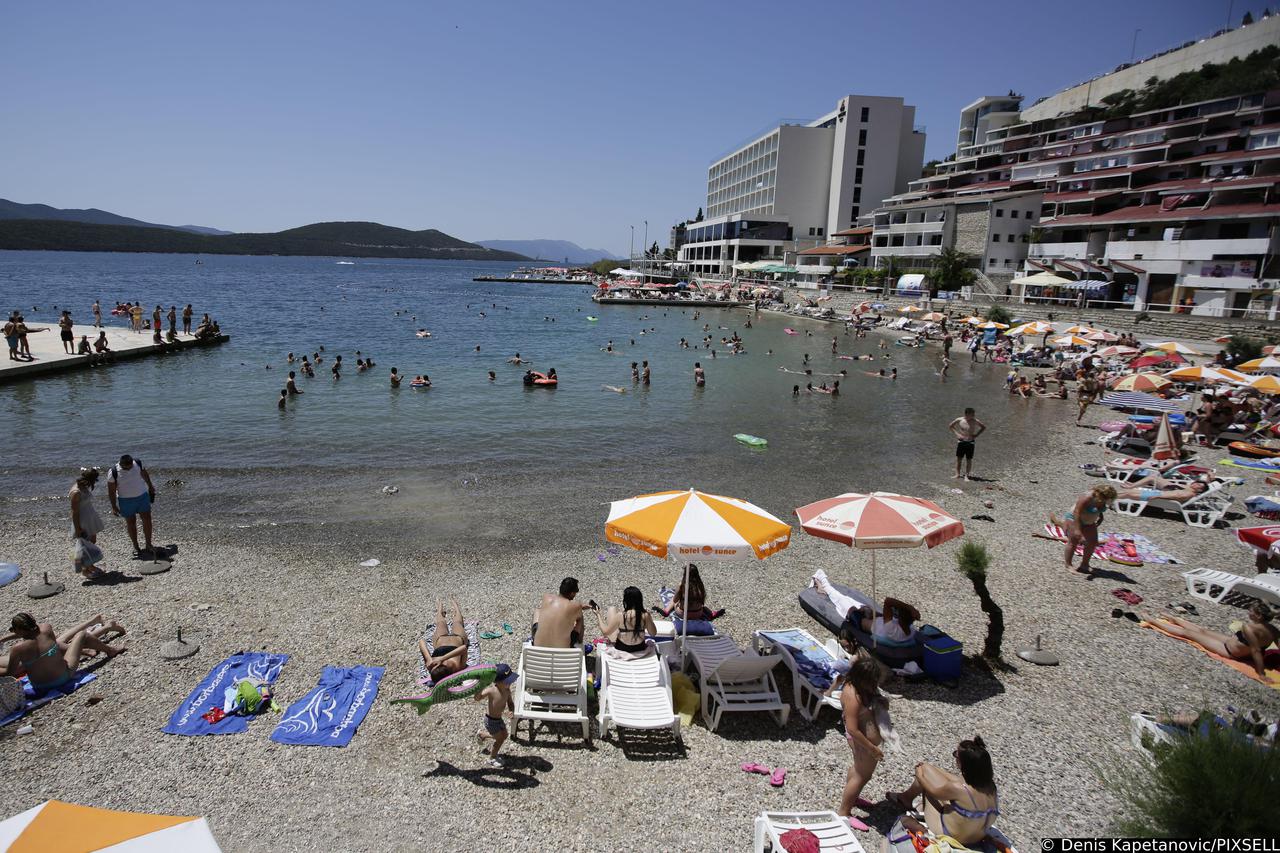 Pune gradske plaže u Neumu
