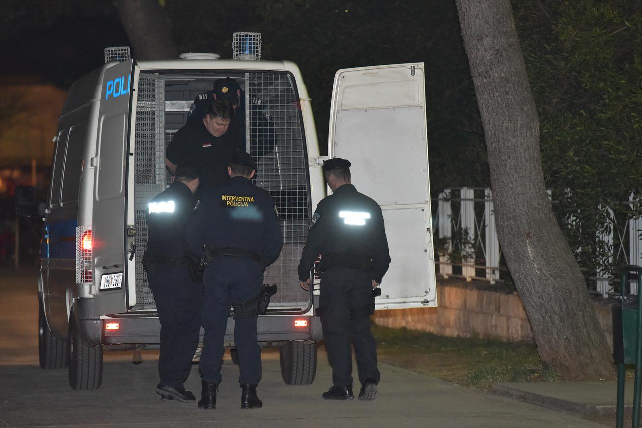 Privođenje muškarca koji je s balkona bacio svoje četvero djece