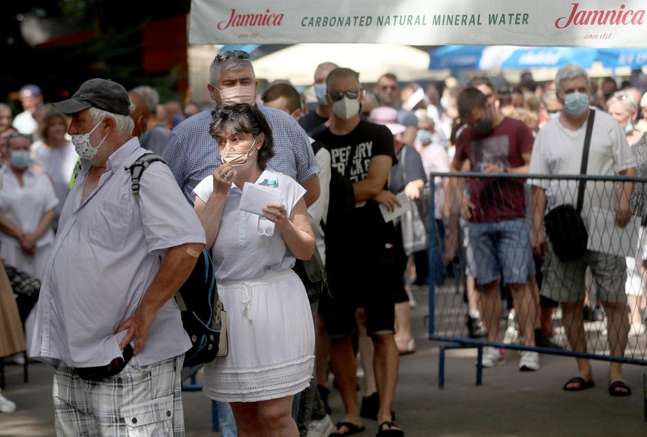 Zagreb: Tisuće ljudi na suncu ispred Velesajma čekaju u redu za cijepljenje protiv COVID-a