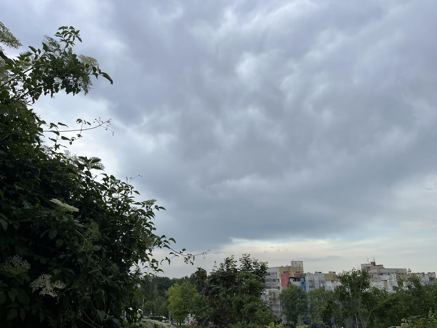Zagreb je u poslijepodnevnim satima 27. svibnja zahvatilo postupno jače naoblačenje nakon vrlo toplog vremena tijekom dana, kada su temperature dosezale oko 30 °C.