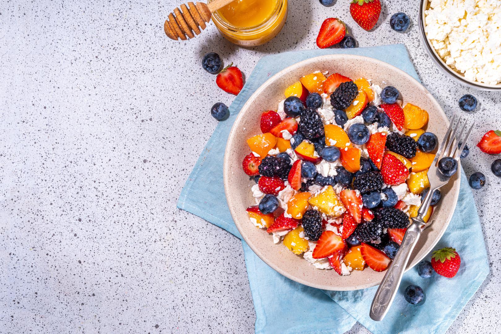 Salata od kupina i breskvi: Uz ljetnu slatkoću voća, slane note su dobrodošle u ovoj salati. Kombinacija sočnih breskvi, kiselih kupina, svježeg začinskog bilja i tostiranih oraha nagomilanih preko pikantne ricotte s medom daje nevjerojatan okus. Prvo tostirajte orahe, ostavite ih da se ohlade, a zatim grubo nasjeckajte. U zdjeli pomiješajte breskve, krastavce, rajčice, kupine, masline, bosiljak, mentu, ulje, sok od limuna i tostirane orahe, a zatim sve obilno začinite soli i paprom te lagano promiješajte. Ovu smjesu prelijete preko ricotte koju ste "začinili" medom i koricom limuna te morskom soli. Sve pospite sirom i origanom te prelijte s još ulja.