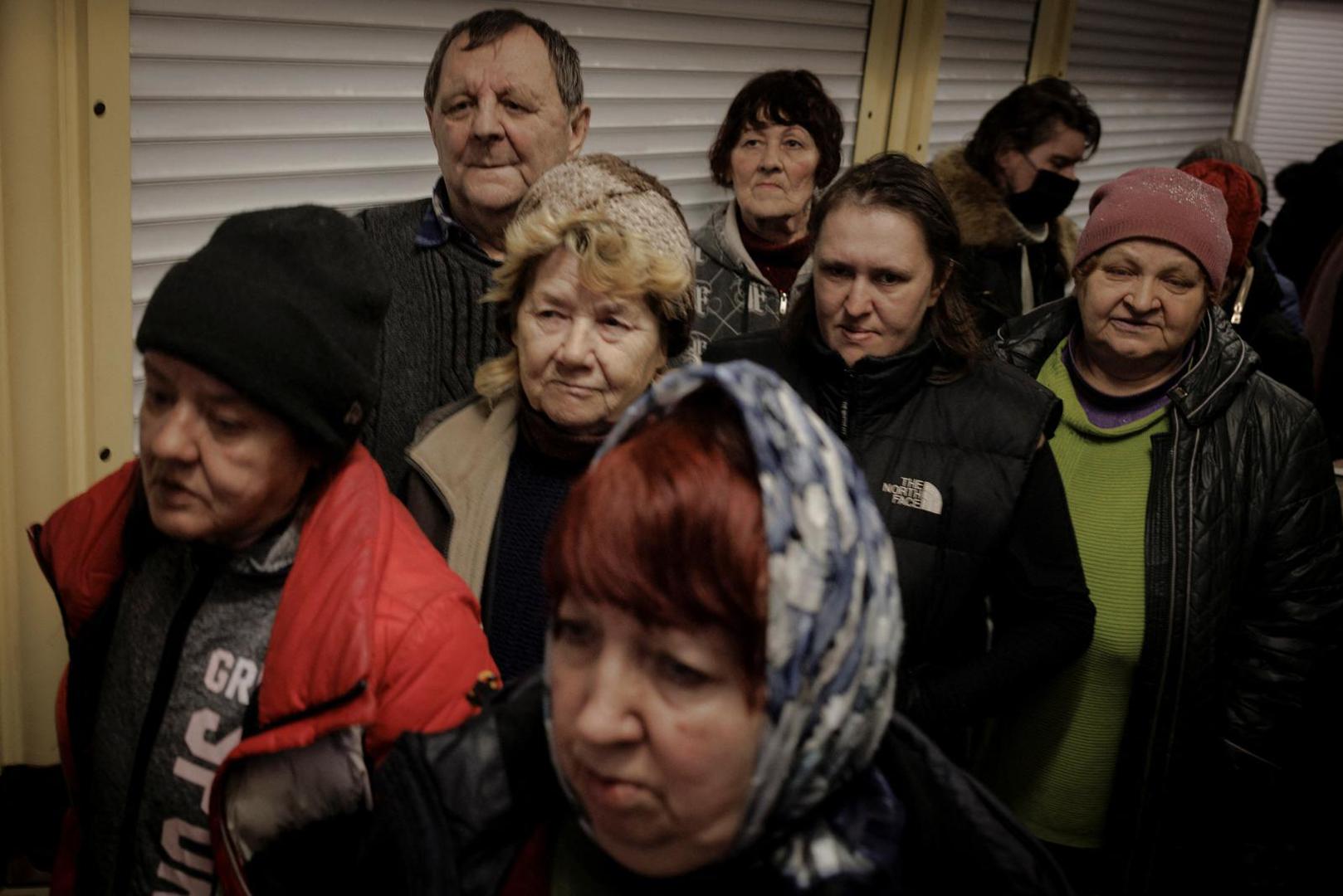 People who are sheltering in a metro station in northern Kharkiv stand in line to receive food from volunteers as Russia's attack on Ukraine continues, Ukraine, March 24, 2022.  REUTERS/Thomas Peter Photo: Thomas Peter/REUTERS