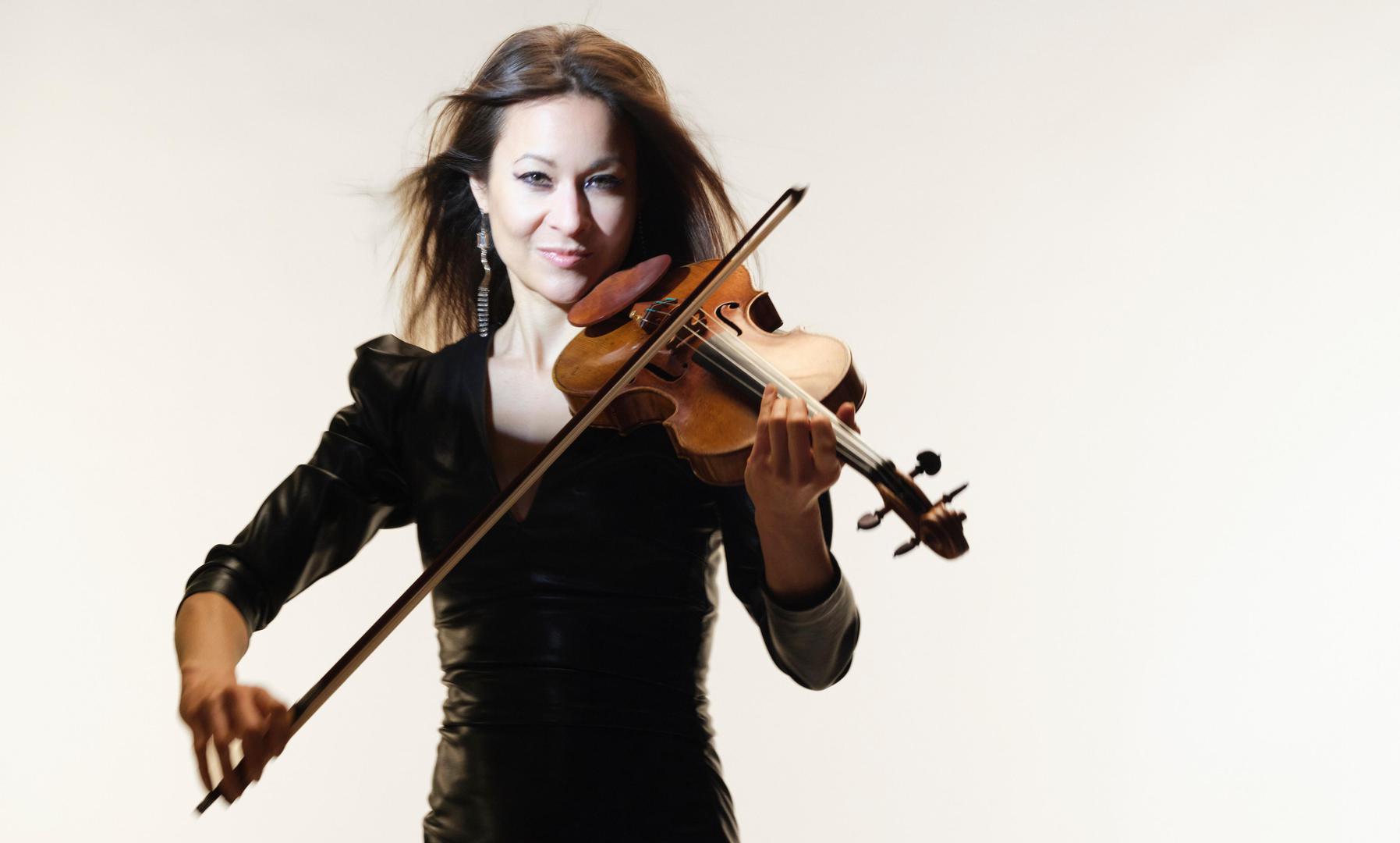 Solistica je violinistica Arabella Steinbacher rođena u Münchenu u glazbeničkoj obitelji, od oca Nijemca i majke Japanke. Umjetnica je to koja zadivljuje svojom tehničkom vještinom, blistavim tonom i dubokom ekpresivnosti