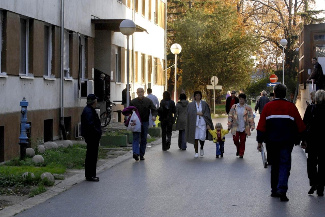 'OSIJEK....03.01.2007....SLAVONIJA.... OSIJEK....burna godina klinicke bolnice osijek....klinicka bolnica osijek ispred kirurgije..... snimio davor javorovic'