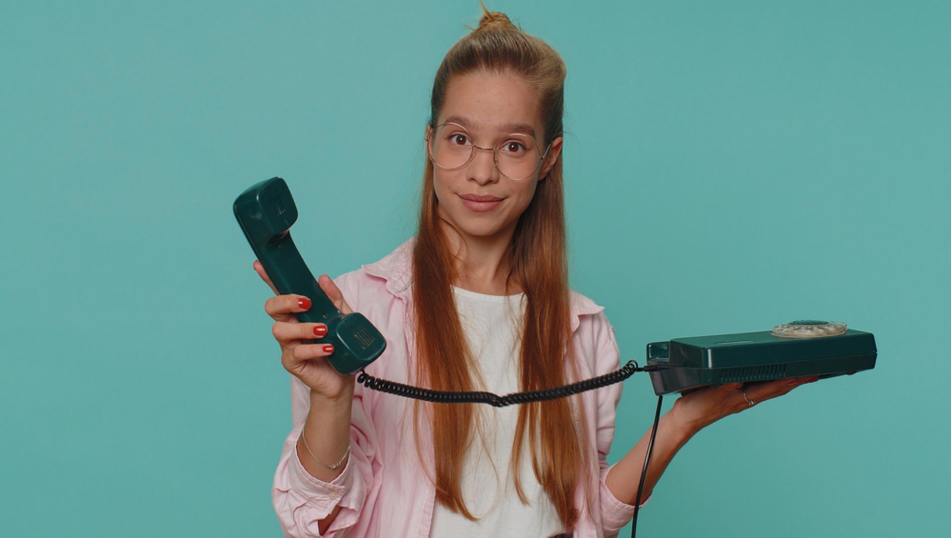 Telefonski pozivi išli su preko fiksnog telefona: Nazvati prijatelja značilo je prvo se javiti njegovim roditeljima, pristojno pozdraviti i pitati može li se on ili ona dobiti na telefon. Ako je netko već razgovarao, linija je bila zauzeta i nije preostalo ništa drugo nego pokušati kasnije. Razgovori su se često vodili u hodniku ili dnevnom boravku, uz opasnost da netko od ukućana sve čuje.