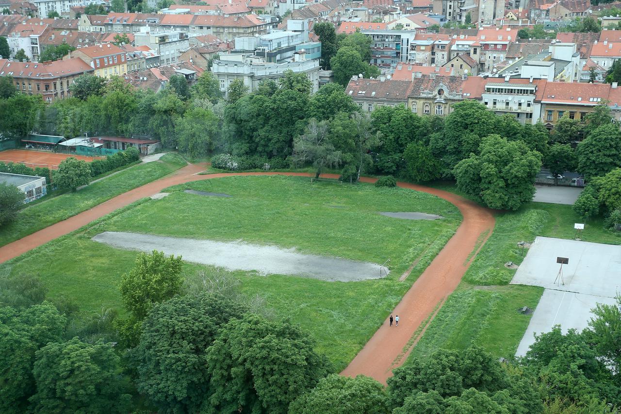 Ispod srednjoskolskog igralista koje je smjesteno izmedju Klaiceve ulice i ulice Izidora Krsnjavoga