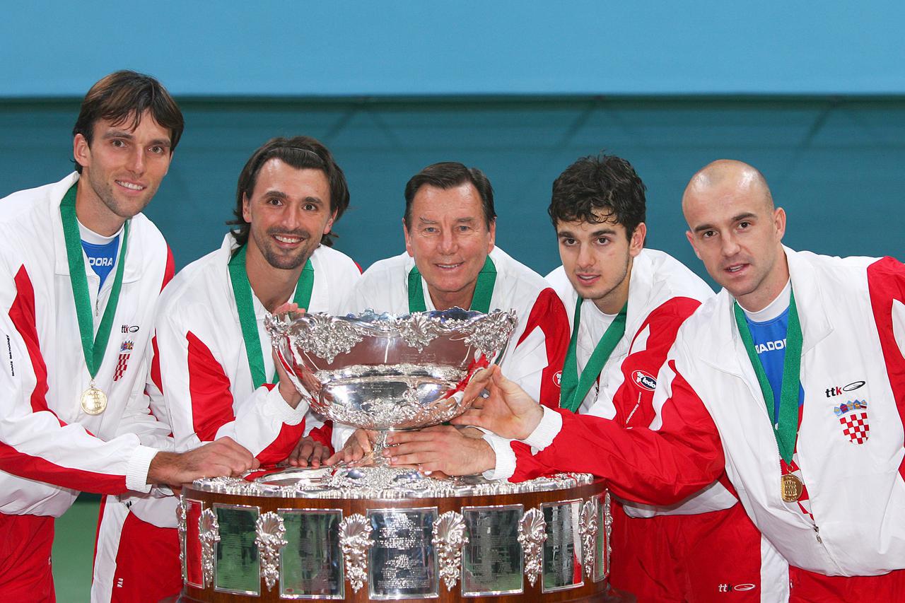 04.12.2005., Bratislava, Slovacka - Hrvatska je pobjedila Slovacku u finalu Davis Cupa. Hrvatska teniska reprezentacija slavi. Ivan Ljubicic, Mario Ancic, Ivo Karlovic, Goran Ivanisevic i Nikola Pilic.  Photo: Zeljko Lukunic/24sata