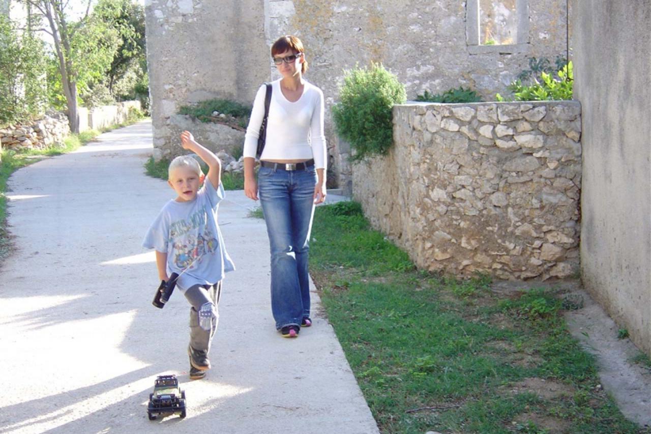 'za SPEKAR      Uciteljica Iva Maras i Armando premuda jedini ucenik u skoli'