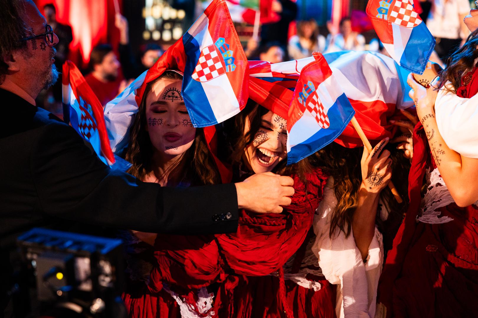 Posebno emotivni bili su njihov menadžer Tomislav Roso i šef hrvatske delegacije Tomislav Štengl, koji su s osmijesima slavili veliki uspjeh hrvatskog predstavnika. Atmosfera u dvorani bila je prepuna ponosa, veselja i osjećaja zajedništva.