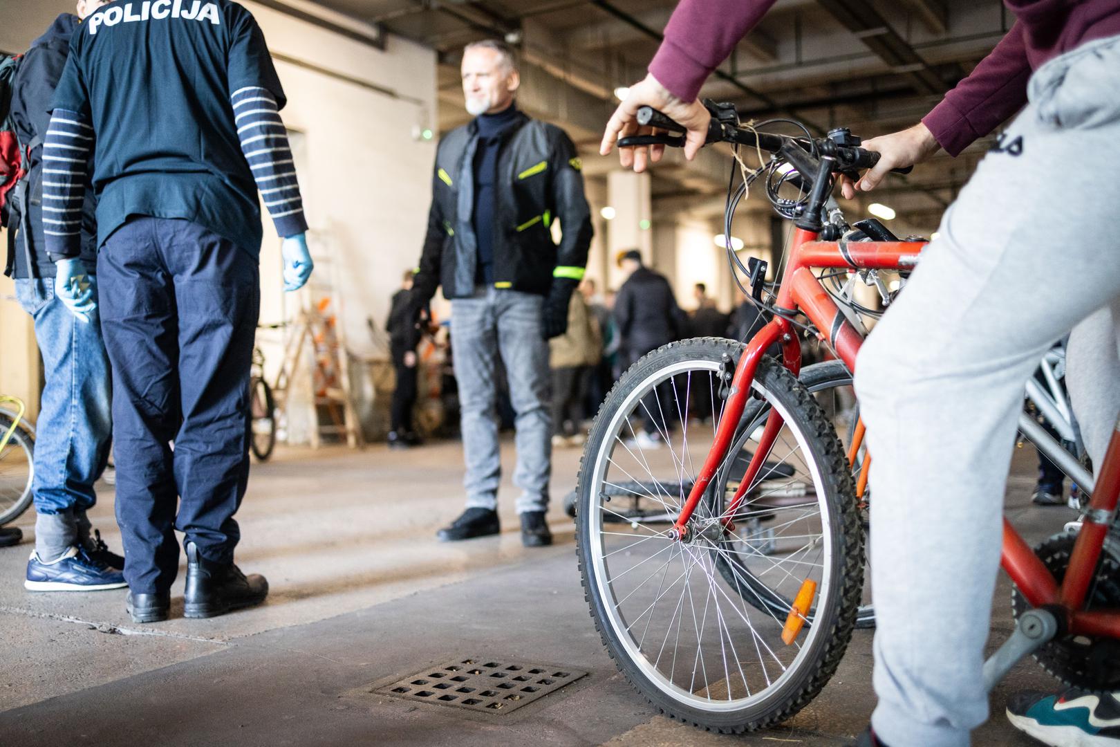 Predmeti čiji se vlasnici ne pronađu čuvaju se do isteka roka od jedne godine. Oni predmeti koji su u stanju iskoristivosti, nakon isteka roka od jedne godine, idu na javnu prodaju, kazali su.