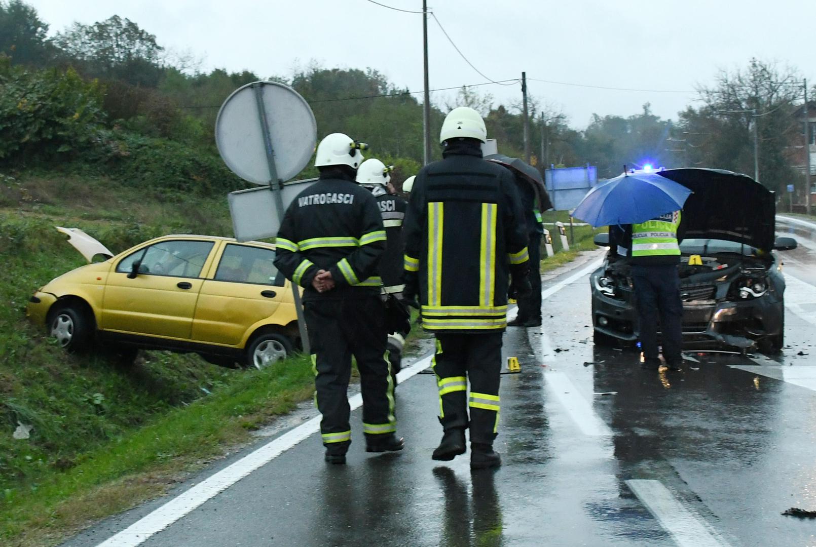 10.10.2021., Zazina - U prometnoj nesreci koja se oko 16,35 sati dogodila na drzavnoj cesti Sisak-Zagreb sudjelovala su dva osobna automobila, pri cemu je jedna osoba poginula. Policija obavlja ocevid

