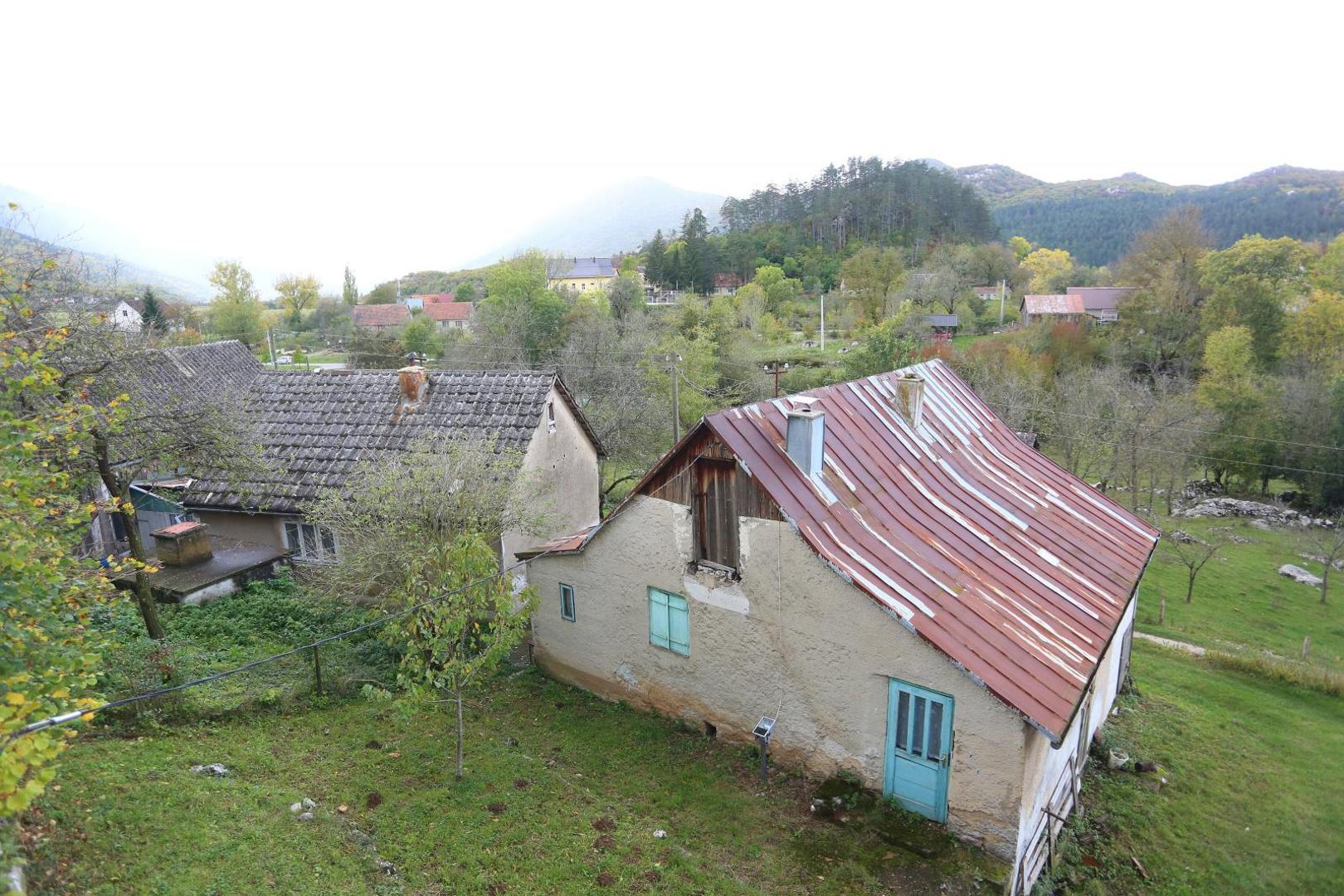 14.10.2020., Perusic - Reportaza iz Kosinja, mjesta u Lici koje ce zbog gradnje hidroelektrane biti potopljeno. Mjestani ce biti izseljeni, a za dio njih gradi se stambena zgrada u sredistu Perusica.
Photo: Kristina Stedul Fabac/PIXSELL