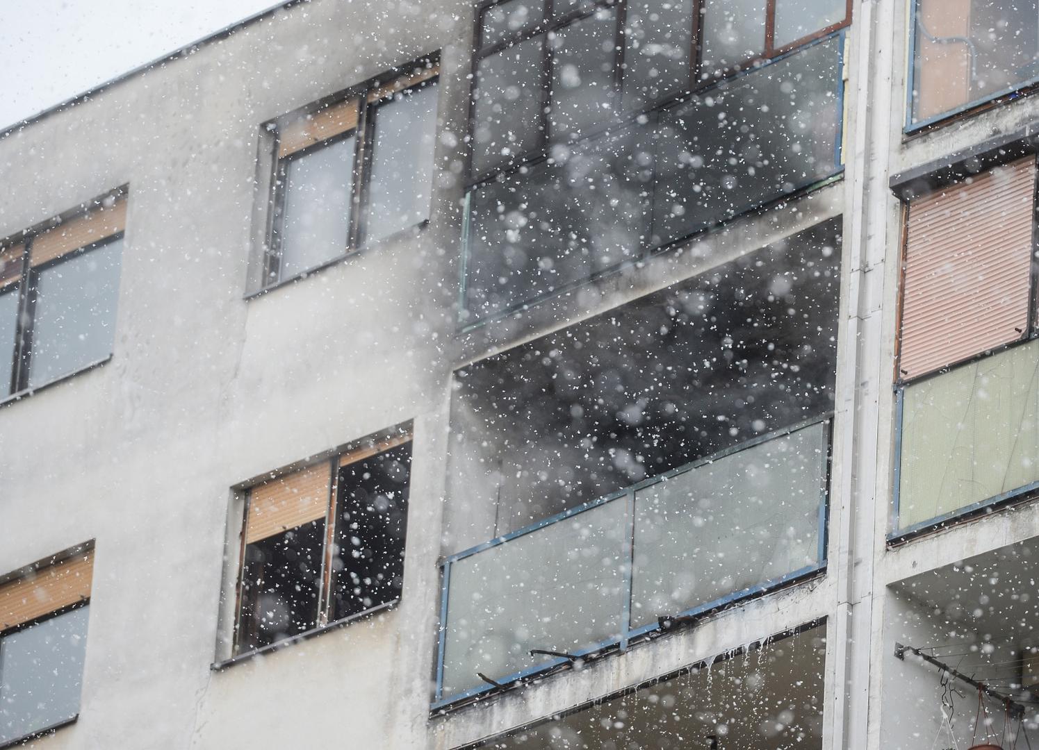 25.03.2020., Zagreb - U zagrebackom naselju Slobostina doslo je do pozara stana, vatrogasci i policija na terenu. Photo: Marko Prpic/PIXSELL