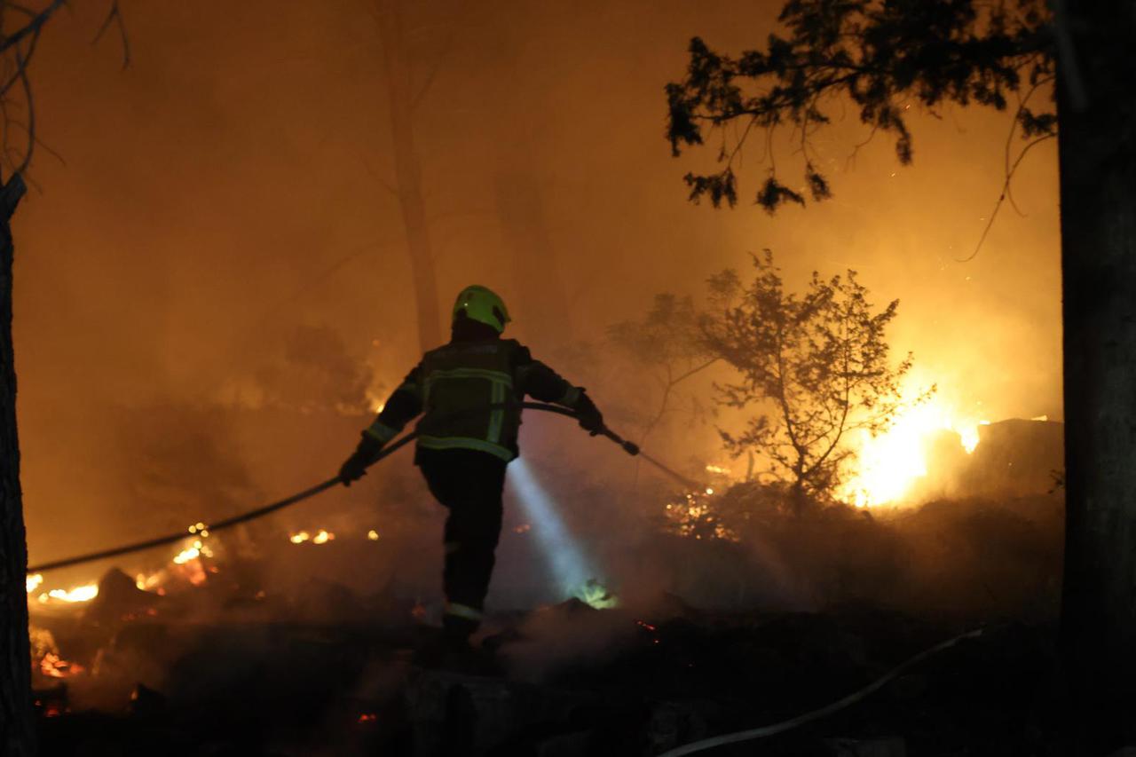 Brač: Još jedna neprospavana noć za gasitelje
