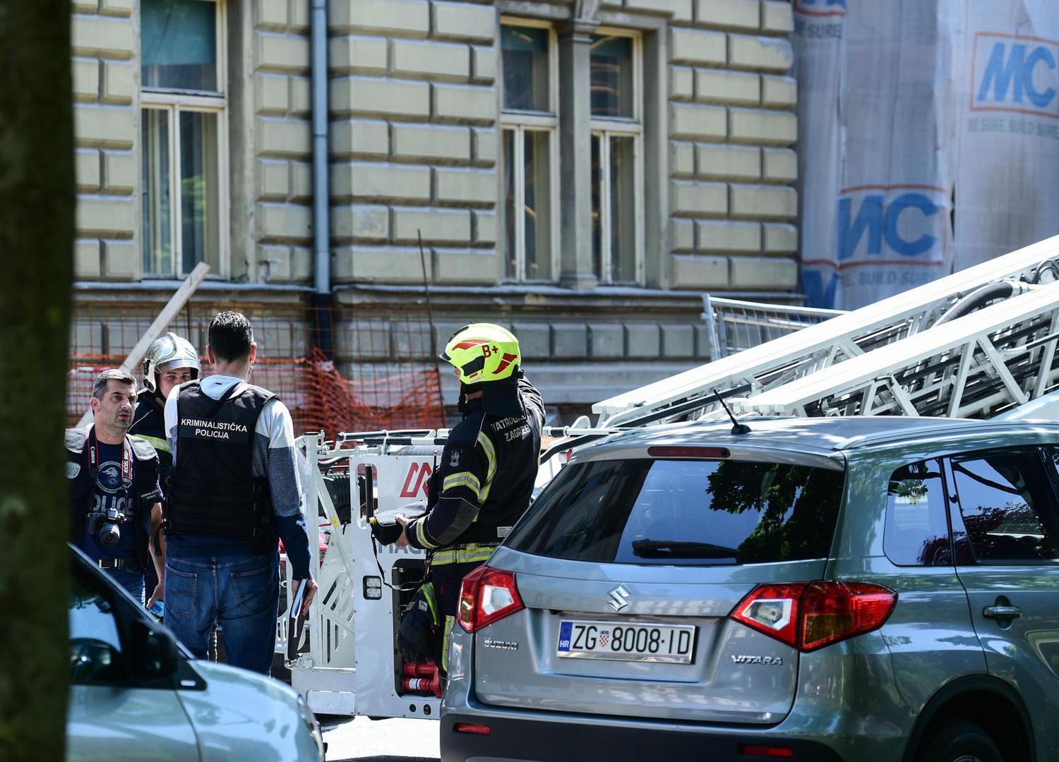 25.5.2023., Zagreb - Prilikom radova na zgradi na Zrinjevcu radnik je ozlijedjen u eksploziji. Policija i vatrogasci na terenu.  Photo: Neva Zganec/PIXSELL