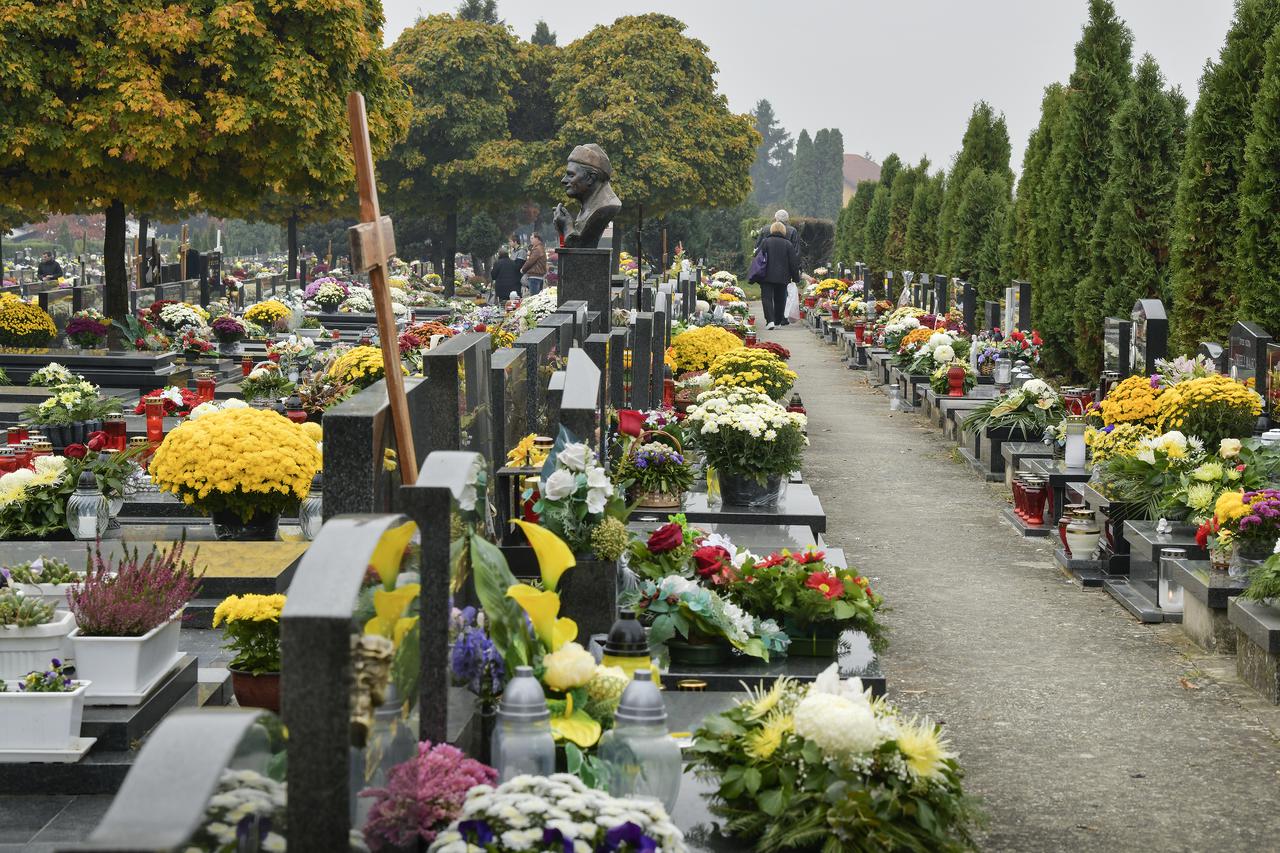 Zagreb: Građani na groblju Miroševec povodom blagdana Svih svetih