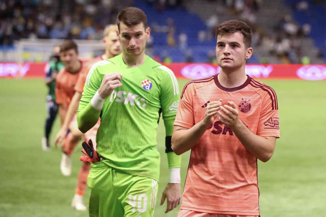 Igrači GNK Dinamo pozravljaju navijače nakon pobjede nad Astanom
