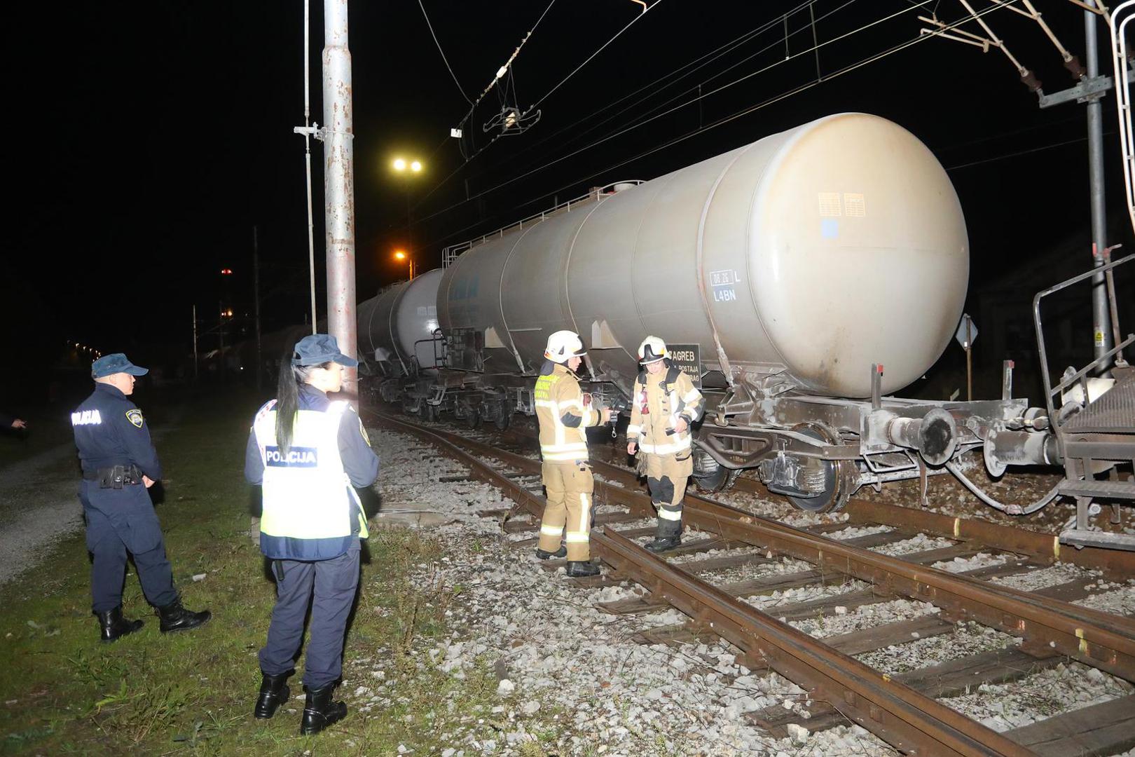10.10.2024., Karlovac -  U blizini zeljeznickog kolodvora iz tracnica  iskocili vagoni cisterne. Na teren su izasli vatrogasci i policija. Photo: Kristina Stedul Fabac/PIXSELL