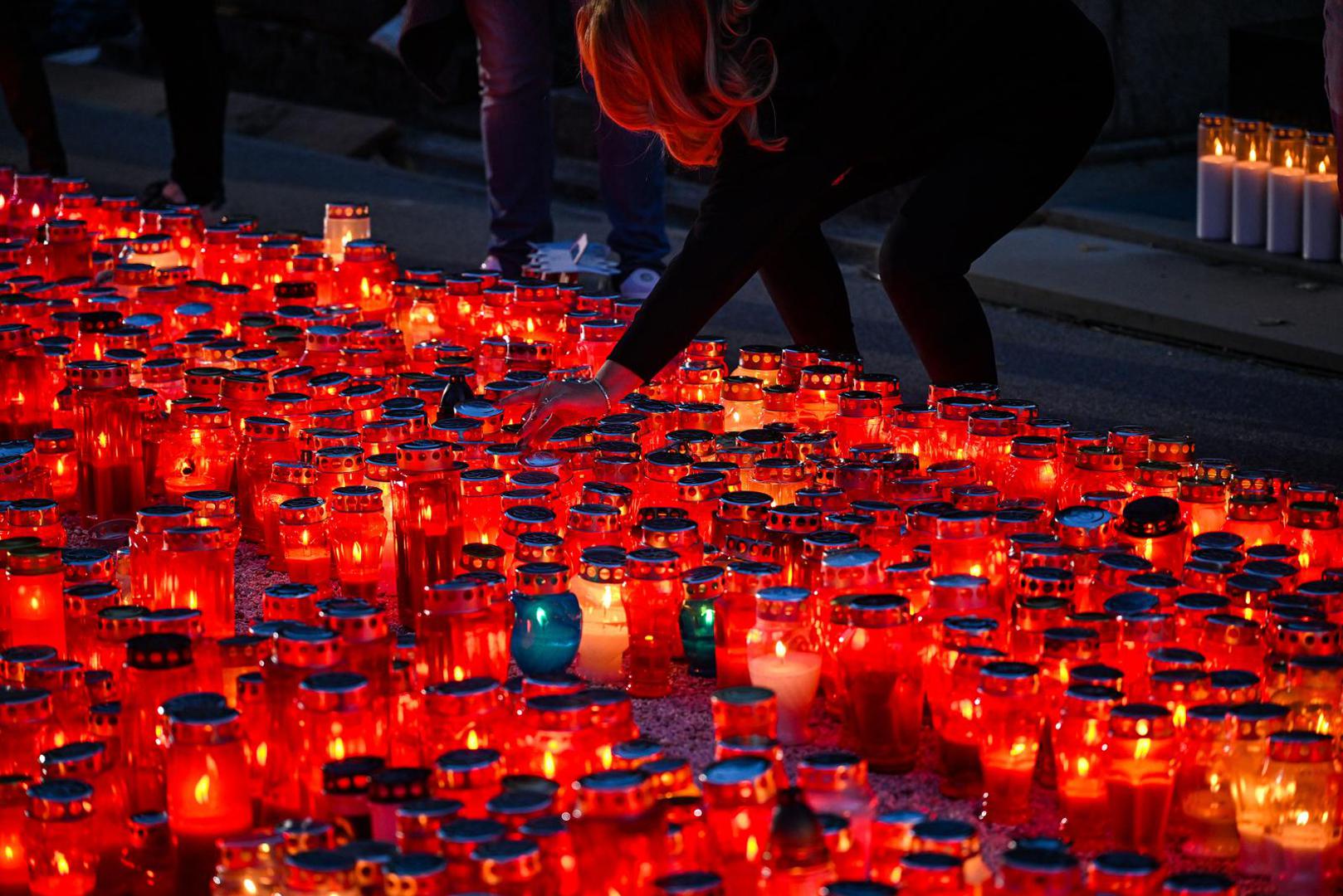 Zagrebačko gradsko groblje Mirogoj na blagdan Svih svetih pretvorilo se u more svjetlosti.