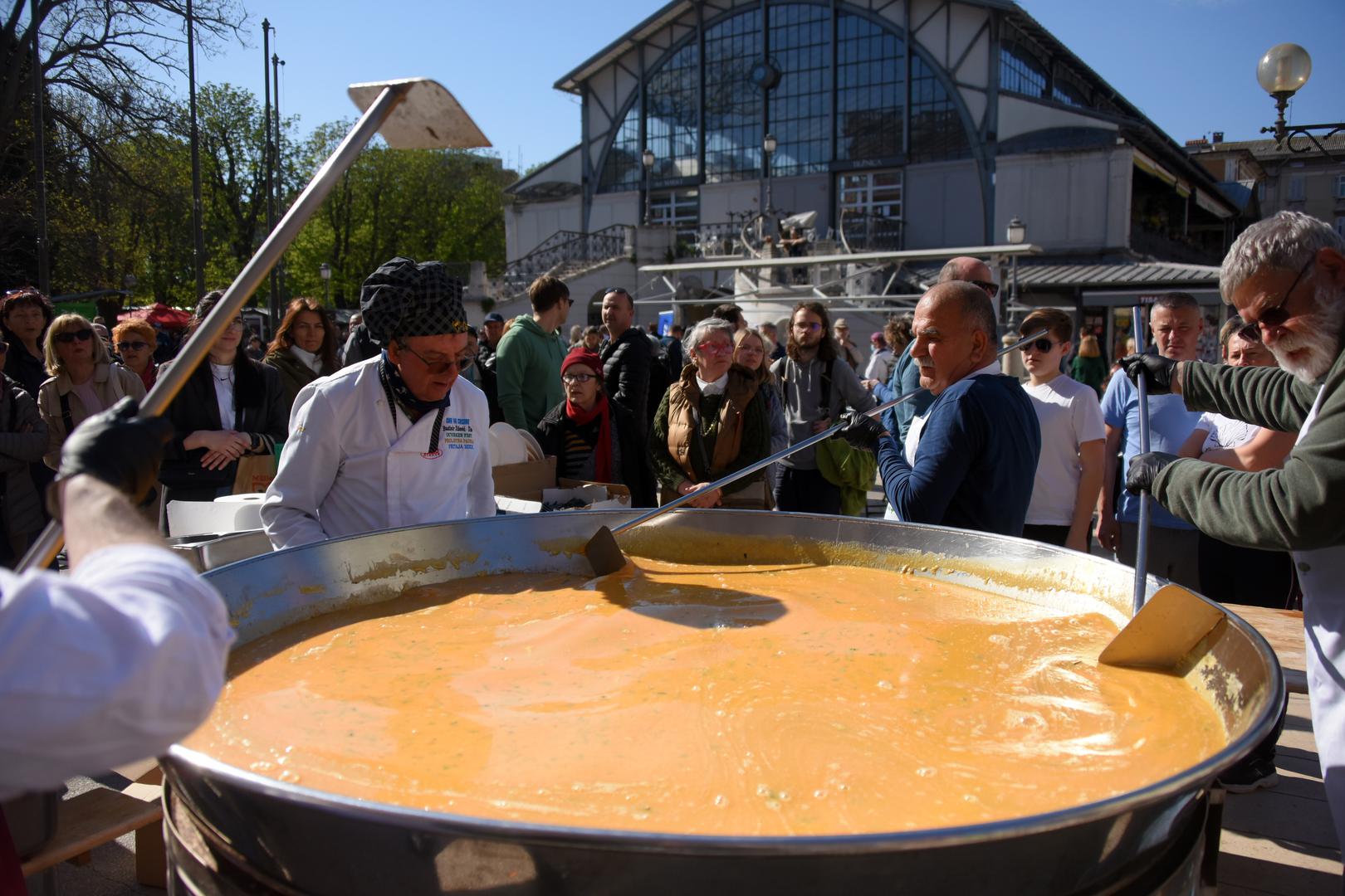 Za oko 500 porcija utrošeno je čak 1600 jaja, a fritaja je potom podijeljena građanima koji su se okupili u blagdanskom ozračju.