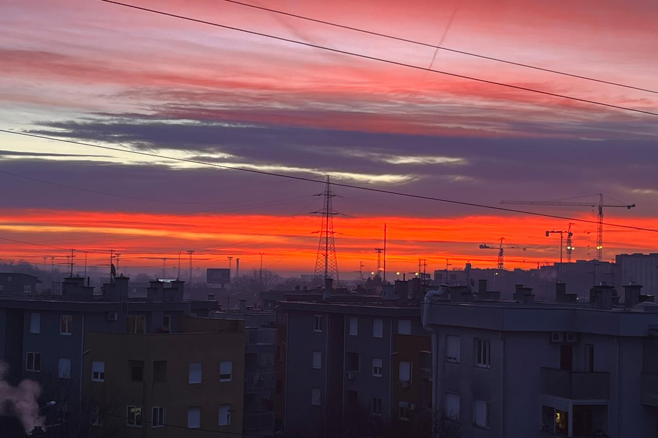 Pogled na izlazak sunca iznad Zagreba